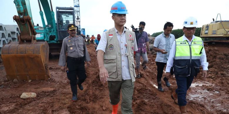 Ganjar Pranowo saat melihat pengerjaan proyek tanggul penahan rob dan banjir di Pekalongan